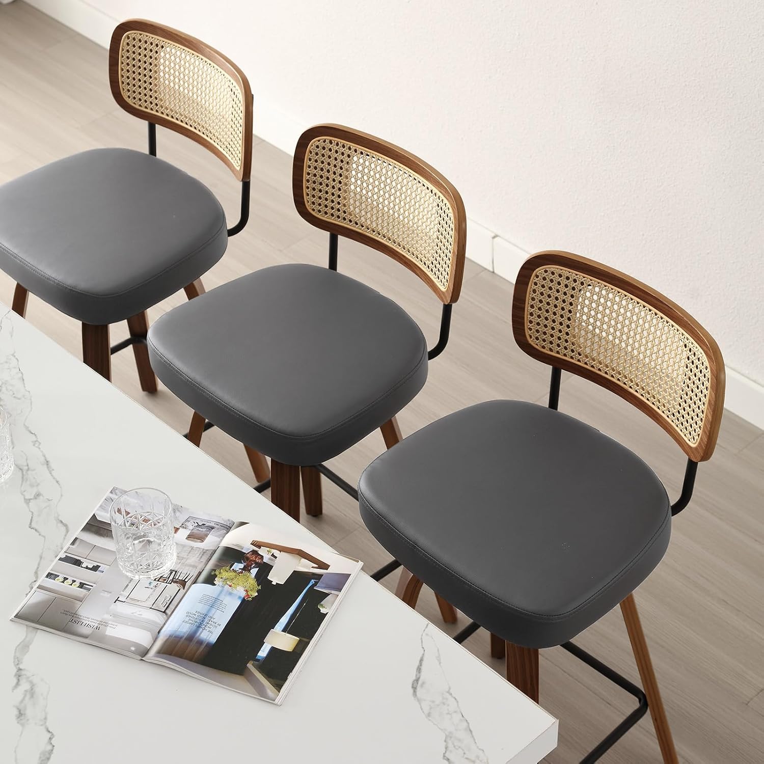 Bekrvio Set of 2 bar stools 360° swivel seat height 65 cm with rattan backrest, extra thick padding (7 cm), solid wood legs, stable up to 150 kg, ideal for island